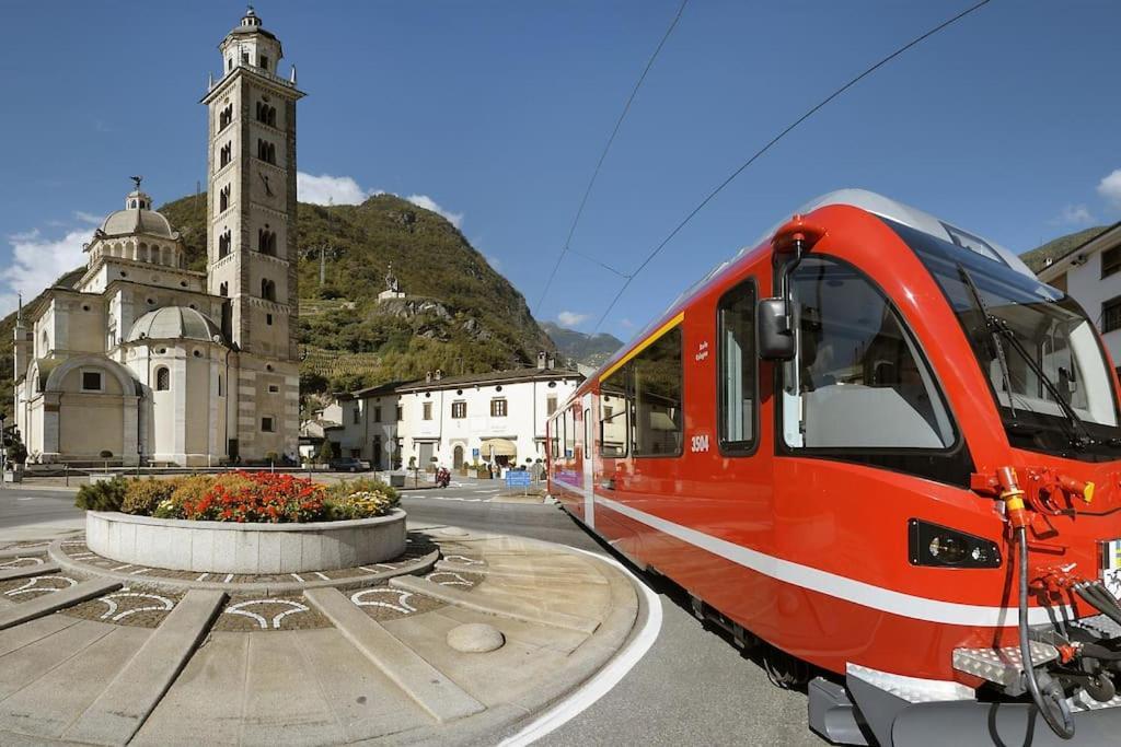 Bnbernina Express Dietro Al Trenino Rosso Tirano Zewnętrze zdjęcie